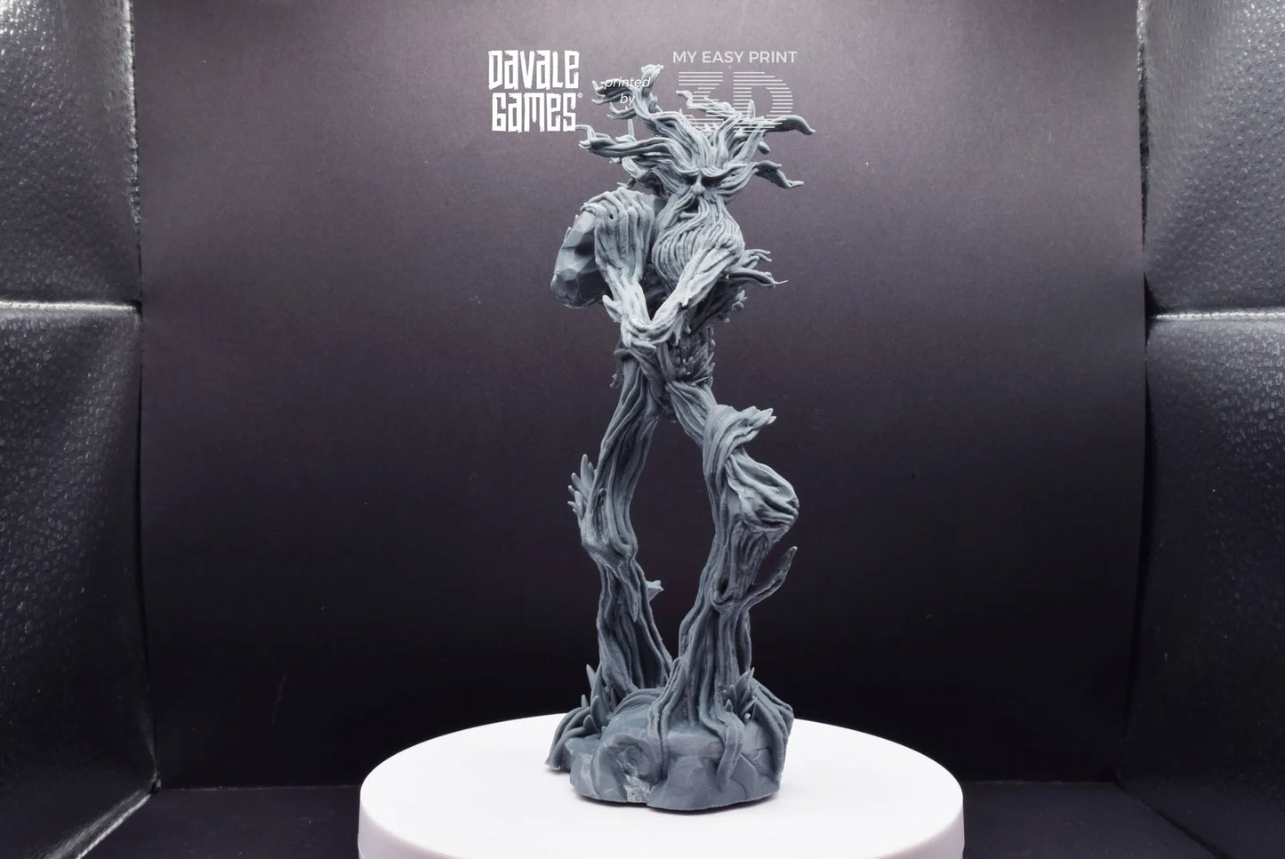 Tree Walker throwing rock - Davale Games - 3D Printed with high quality resin for LOTR/D&D games