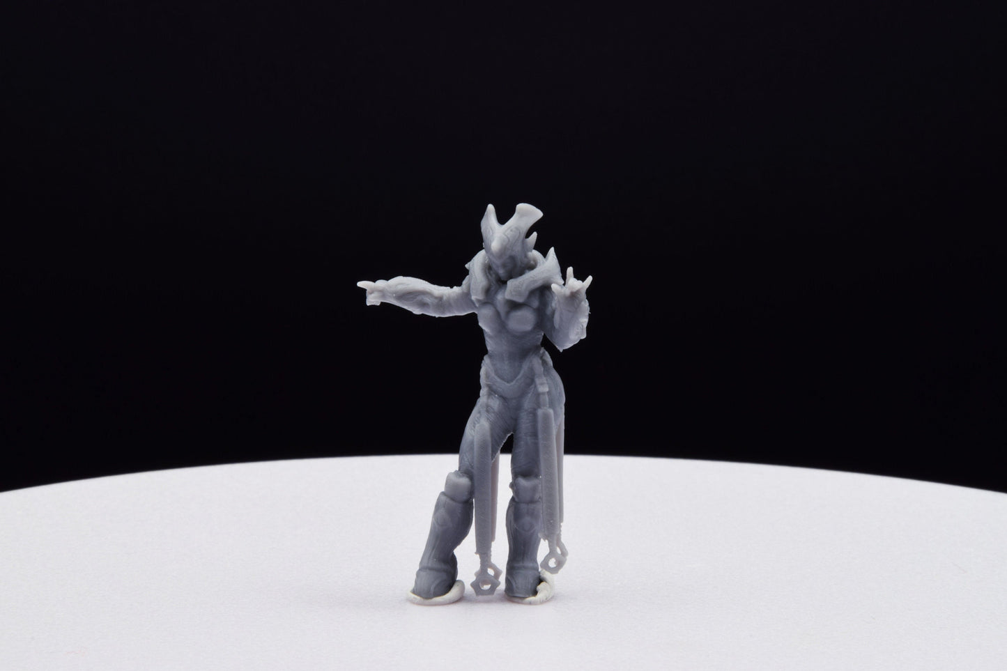 Gears Of War Queen Myrrah Armoured Ot Miniature - TheSTLSmith - 3D Printed with high quality resin for Skirmish/D&D games