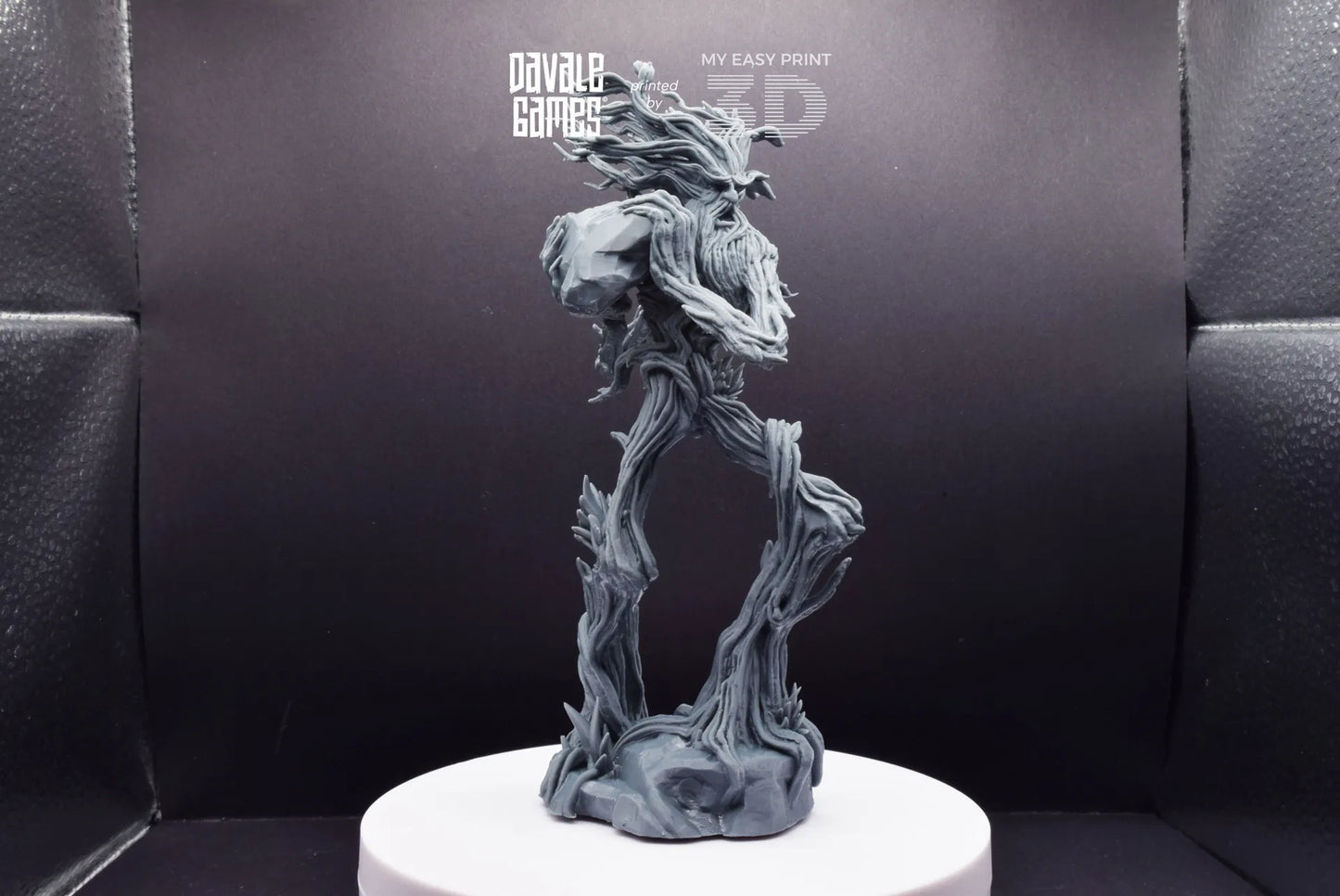 Tree Walker throwing rock - Davale Games - 3D Printed with high quality resin for LOTR/D&D games