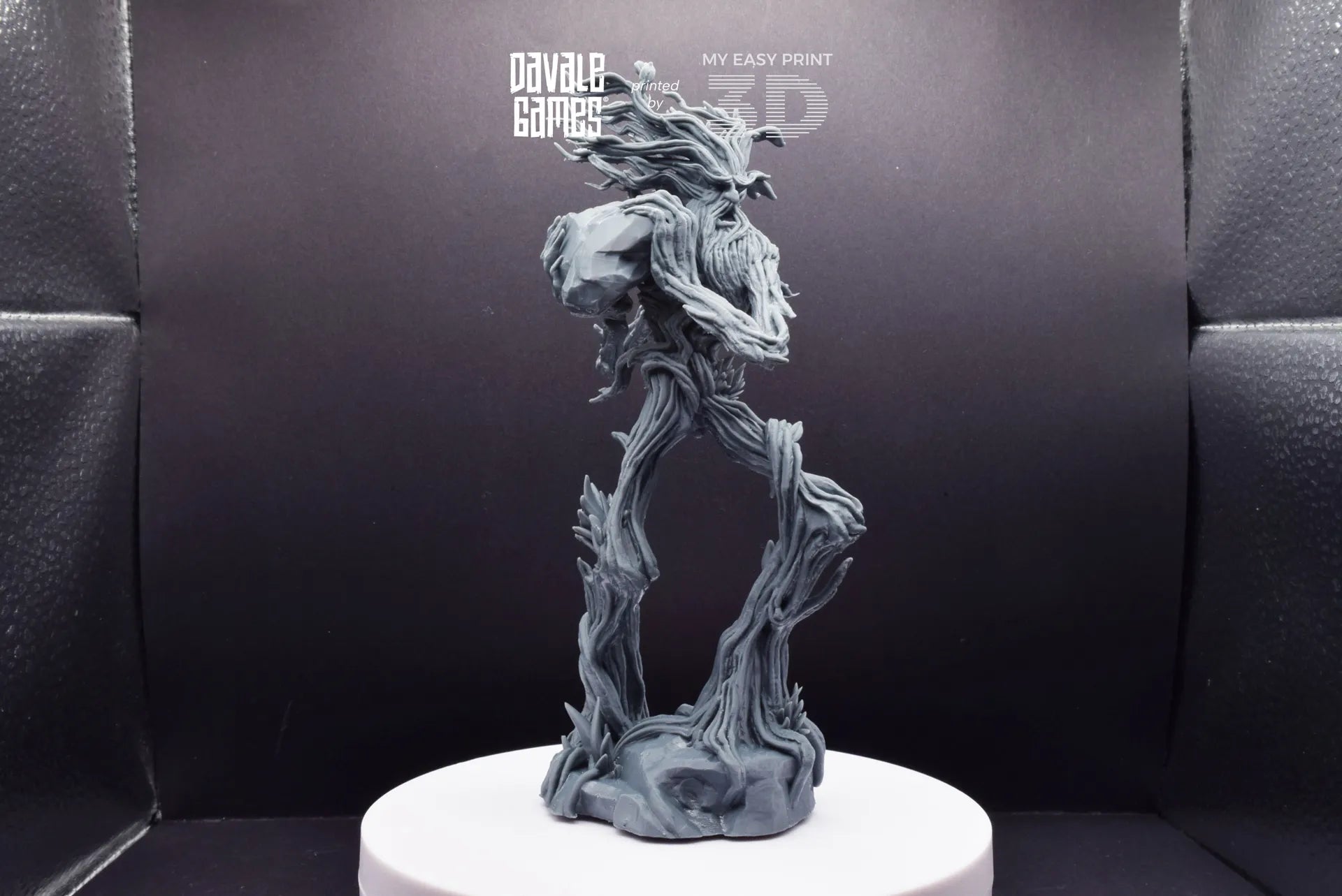 Tree Walker throwing rock - Davale Games - 3D Printed with high quality resin for LOTR/D&D games