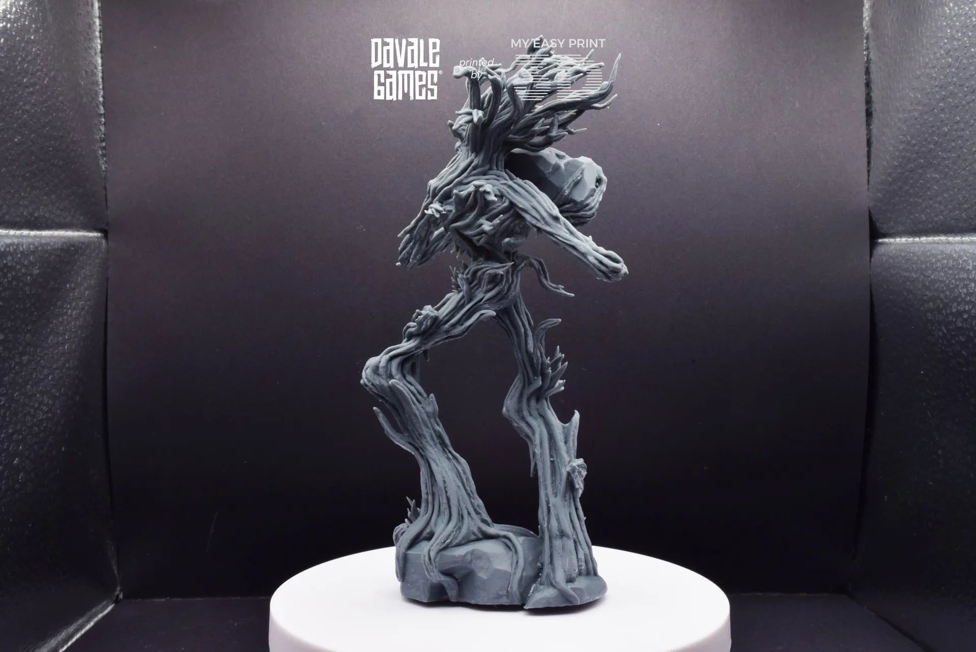 Tree Walker throwing rock - Davale Games - 3D Printed with high quality resin for LOTR/D&D games