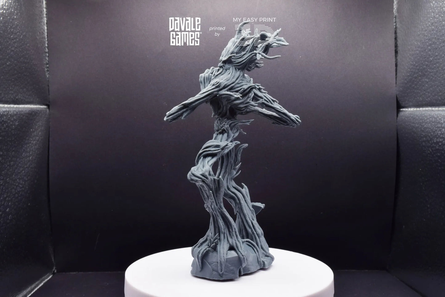 Tree Walker throwing rock - Davale Games - 3D Printed with high quality resin for LOTR/D&D games