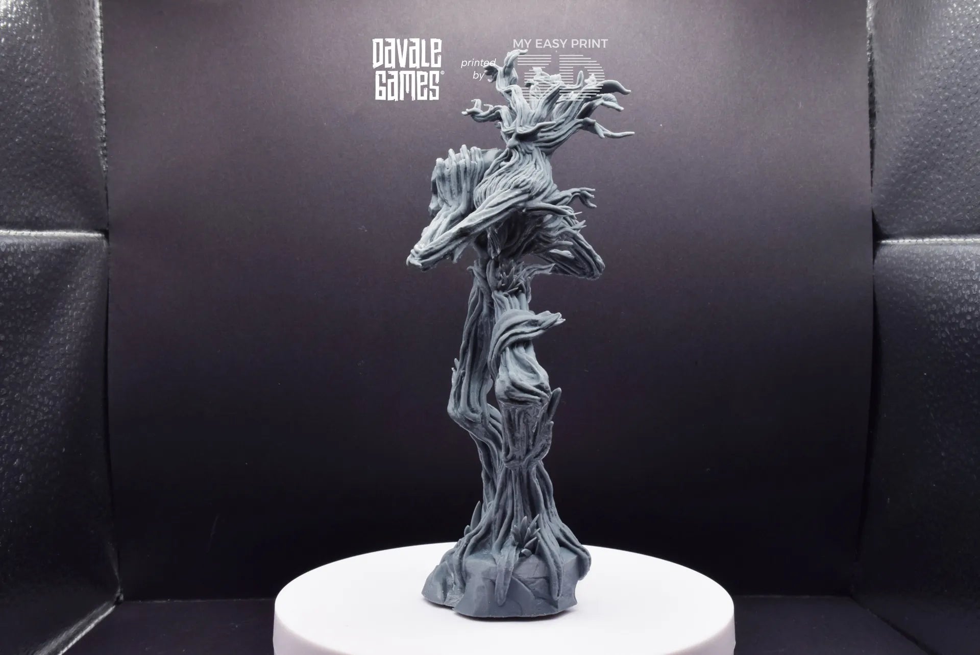 Tree Walker throwing rock - Davale Games - 3D Printed with high quality resin for LOTR/D&D games