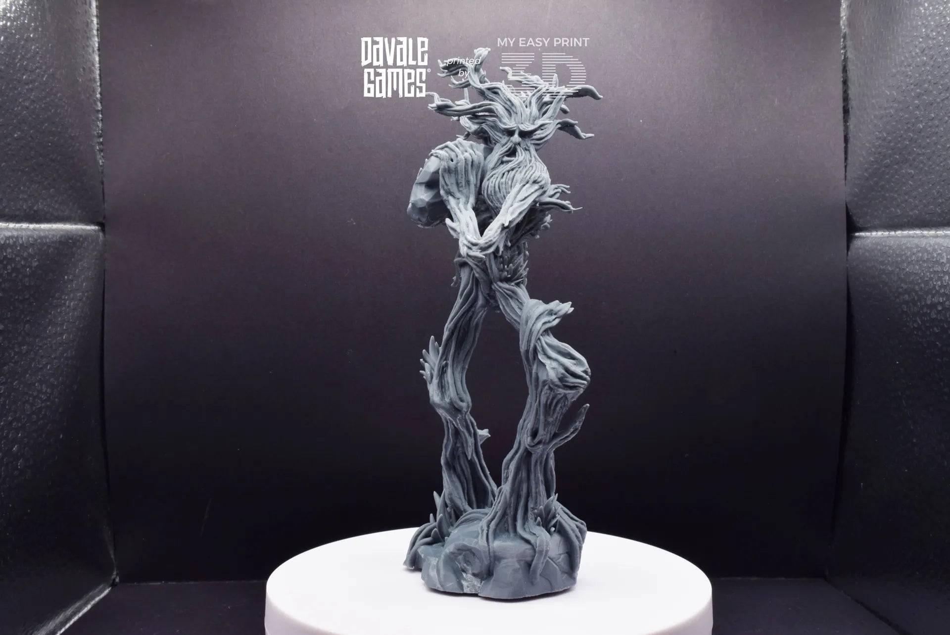 Tree Walker throwing rock - Davale Games - 3D Printed with high quality resin for LOTR/D&D games