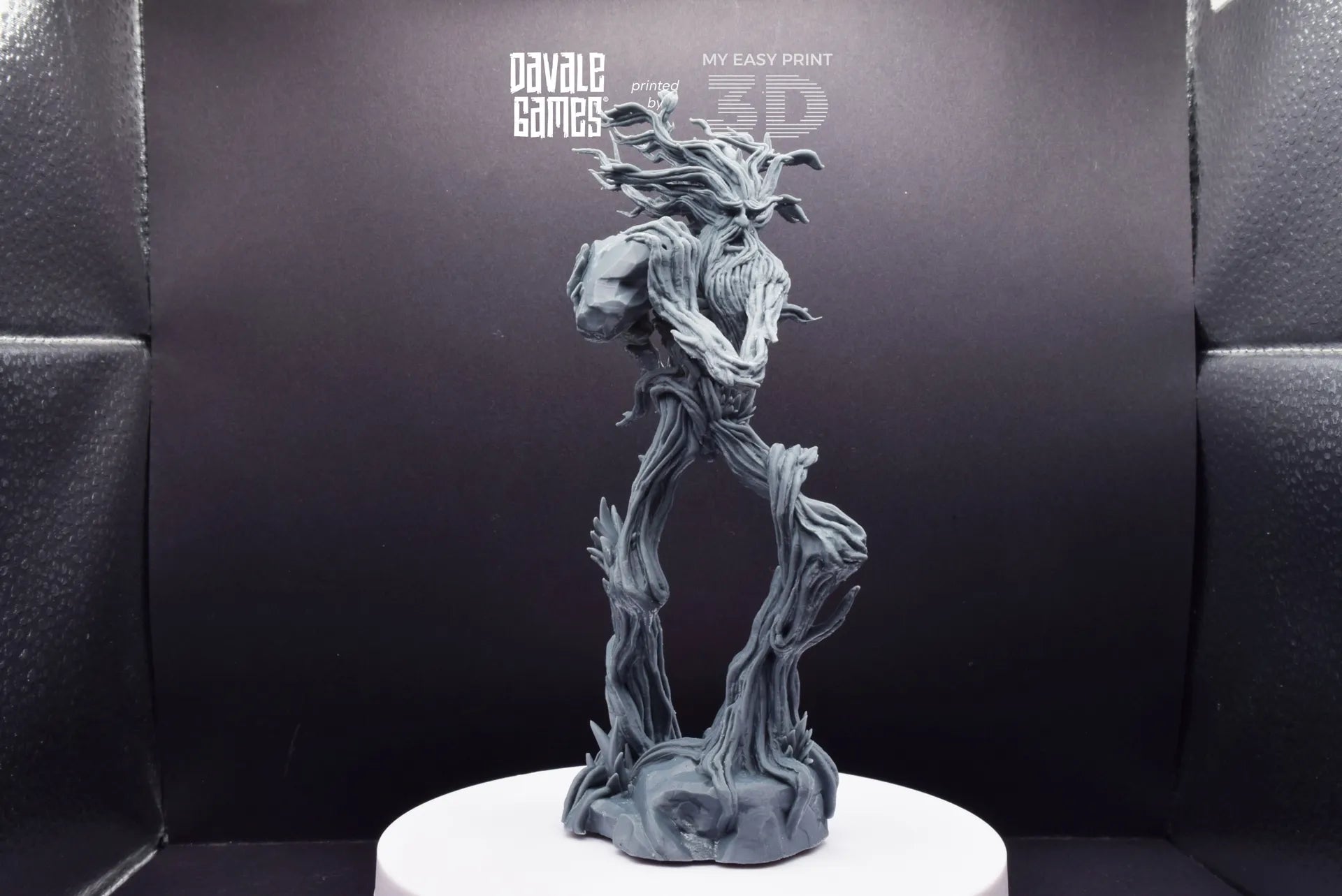 Tree Walker throwing rock - Davale Games - 3D Printed with high quality resin for LOTR/D&D games