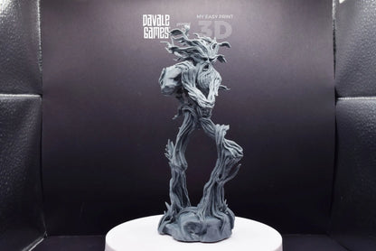 Tree Walker throwing rock - Davale Games - 3D Printed with high quality resin for LOTR/D&D games